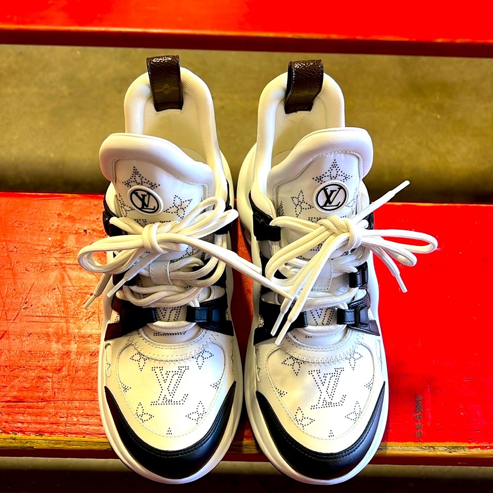 Louis Vuitton sneakers size 39 wore twice
